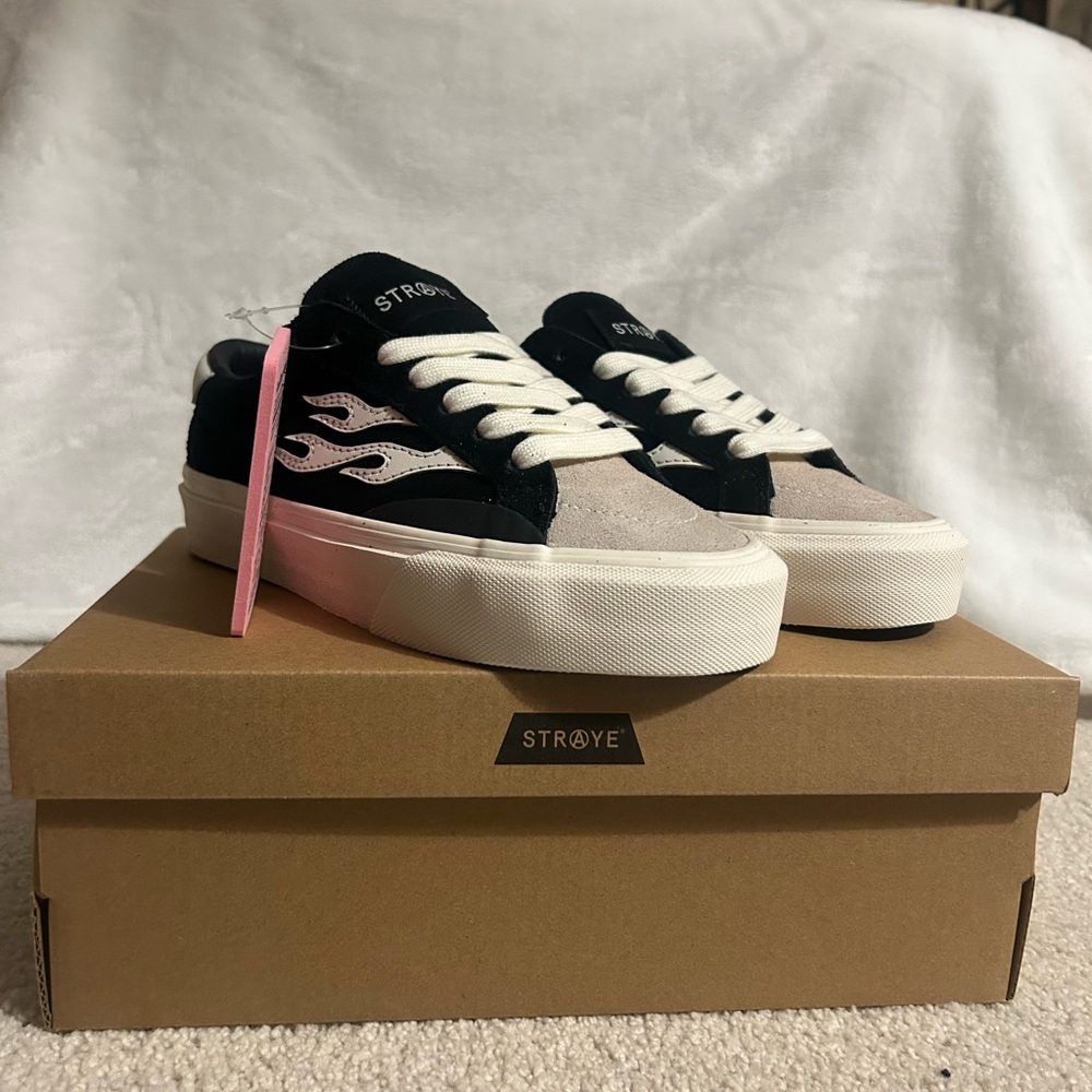 Straye Black and White Casual Sneakers